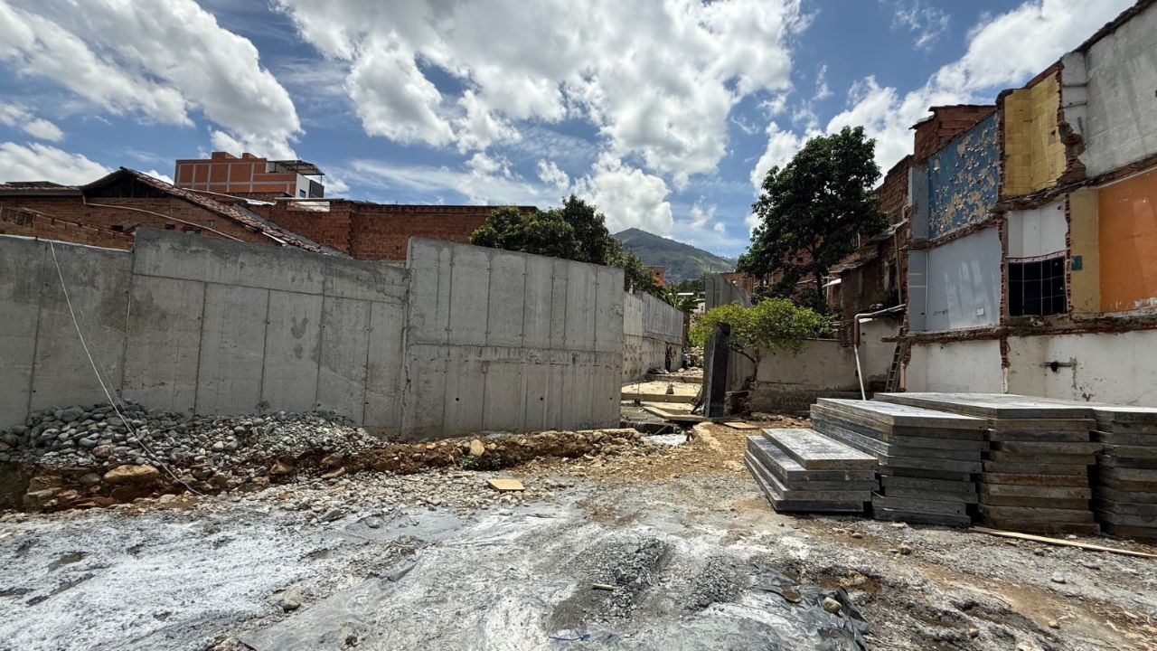 Medellín construye canal La Honda para prevenir inundaciones y proteger a 122 familias Medellín construye canal La Honda para prevenir inundaciones y proteger a 122 familias