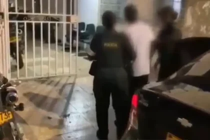 Joven de 15 años aceptó haber participado en el asesinato de estudiante de 16 cuando iba a ingresar a su colegio: así fueron captura e interrogatorio