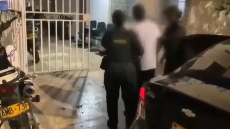Joven de 15 años aceptó haber participado en el asesinato de estudiante de 16 cuando iba a ingresar a su colegio: así fueron captura e interrogatorio