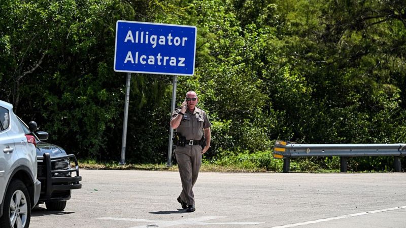 De Alligator Alcatraz a Cornhusker Clink: qué reflejan los nombres de los nuevos centros de detención de migrantes en EE.UU.