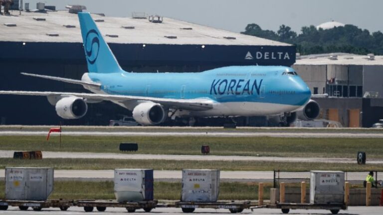 Cientos de trabajadores surcoreanos deportados regresan a su país en vuelo de repatriación