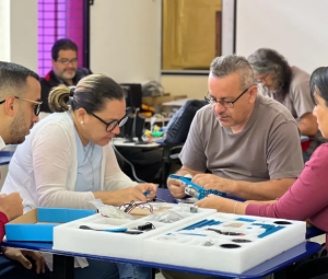 Robótica educativa: docentes se capacitan para mejorar el aprendizaje Robótica educativa: docentes se capacitan para mejorar el aprendizaje