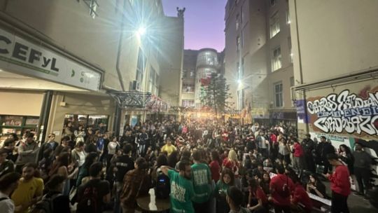 Estudiantes tomaron la facultad de Filosofía y Letras en rechazo al veto a la ley de Financiamiento Universitario