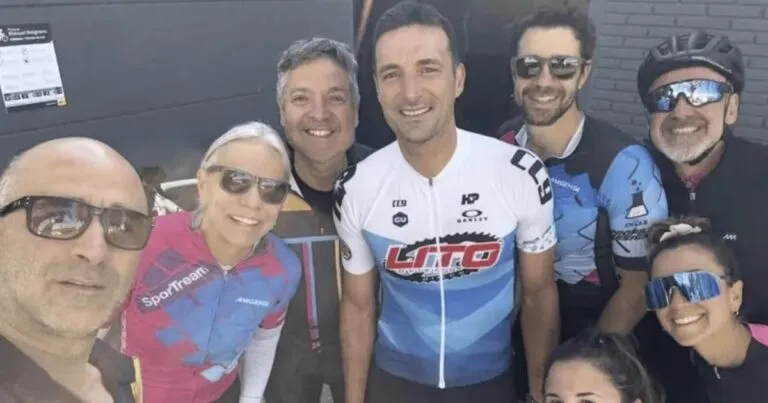 Lionel Scaloni apareció con su bicicleta por Núñez y generó una revolución entre la gente