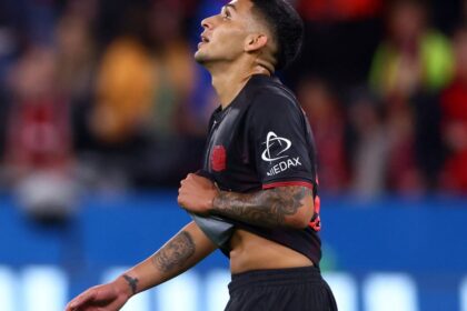 Equi Fernández se fue expulsado en su debut en Alemania, Exequiel Palacios se lesionó y el Diablito Echeverri no ingresó