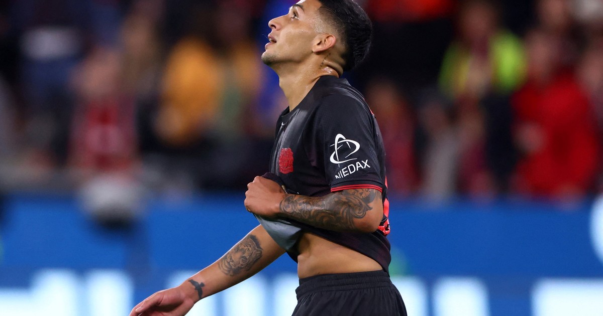 Equi Fernández se fue expulsado en su debut en Alemania, Exequiel Palacios se lesionó y el Diablito Echeverri no ingresó Equi Fernández se fue expulsado en su debut en Alemania, Exequiel Palacios se lesionó y el Diablito Echeverri no ingresó
