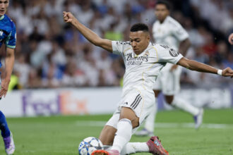 Mbappé marca dos goles y el Real Madrid vence al Marsella en su debut en la Champions League