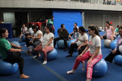 ¡Con yoga y bailoterapia! Así es el programa para madres gestantes y mamás en Medellín