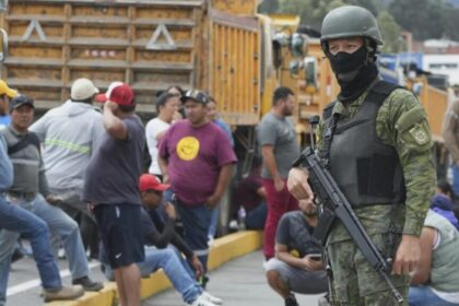 Ecuador decreta estado de excepción en siete provincias ante bloqueos tras aumento en precio del diesel