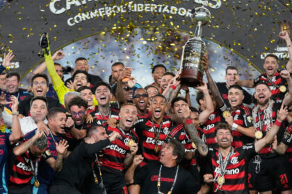 Flamengo derrota a Palmeiras en una final brasileña y consigue su cuarta Copa Libertadores