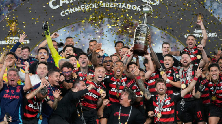 Flamengo derrota a Palmeiras en una final brasileña y consigue su cuarta Copa Libertadores