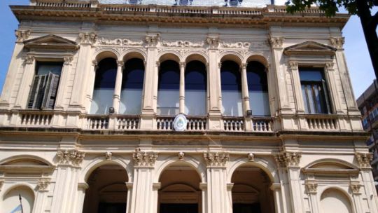 Un ginecólogo que enfrenta un juicio por abuso sexual sigue atendiendo en una clínica de su propiedad