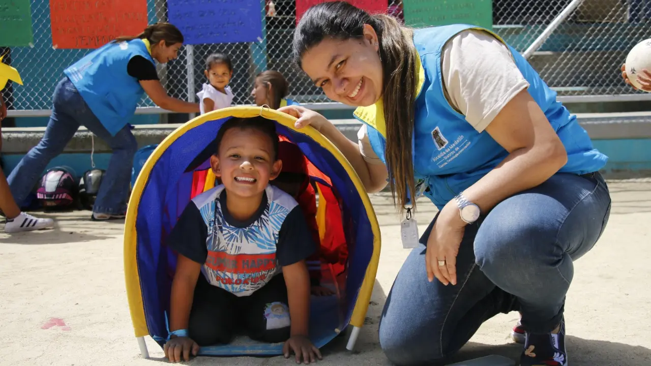 ‘El hambre no sale de vacaciones’: Buen Comienzo asegura alimento y apoyo a niños en Medellín durante diciembre
