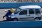 Una furgoneta recorre la A-7 con un repartidor de Glovo en el capó tras atropellarlo en Algeciras Una furgoneta recorre la A-7 con un repartidor de Glovo en el capó tras atropellarlo en Algeciras