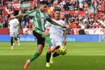 LaLiga denuncia cánticos de "Bartra, muérete" en el derbi sevillano