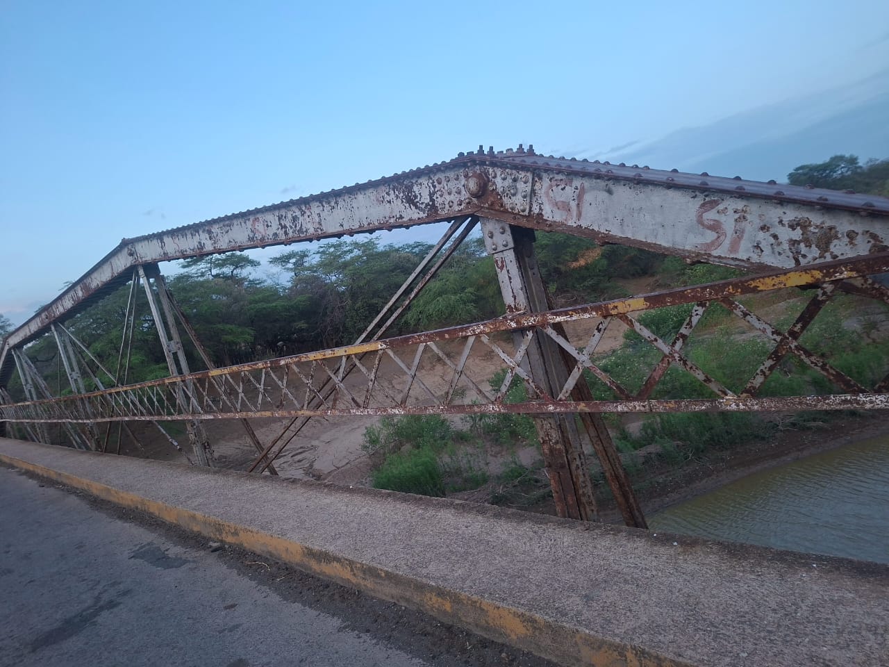 Alertan sobre riesgo de colapso del puente de Aregue antes de la Marcha de la Fe Alertan sobre riesgo de colapso del puente de Aregue antes de la Marcha de la Fe
