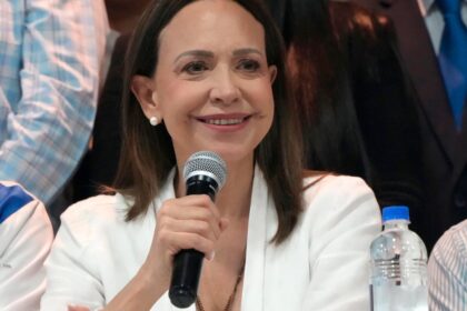 Gobierno venezolano niega que impida el regreso de María Corina Machado al país