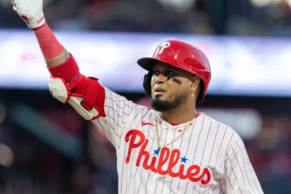 Luis Arráez llega a 200 dobles y pelea el liderato de hits