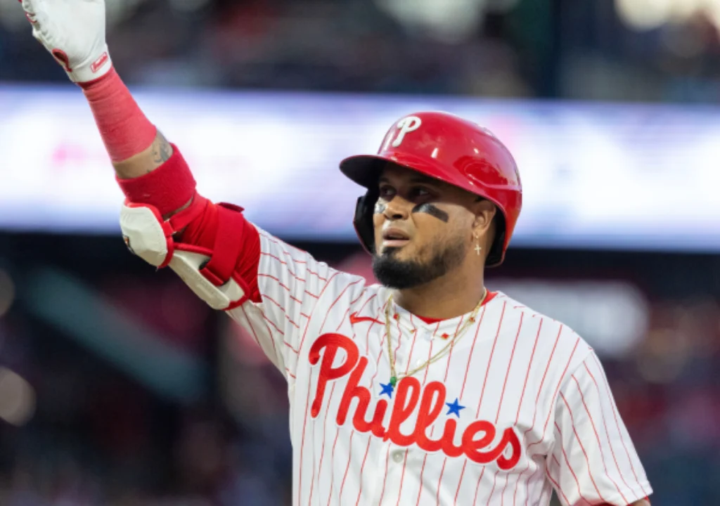 Luis Arráez llega a 200 dobles y pelea el liderato de hits