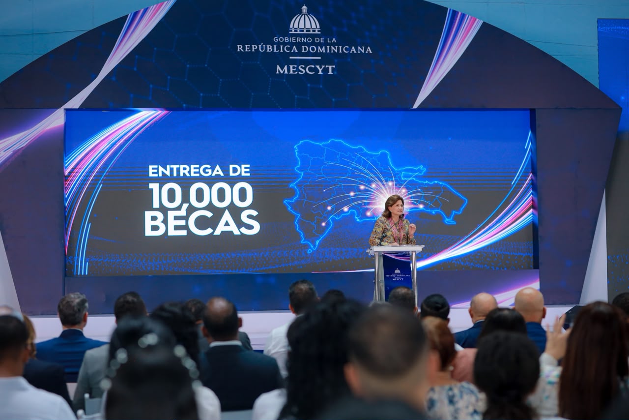 Ministerio de Educación Superior inicia entrega de 10.000 becas en República Dominicana