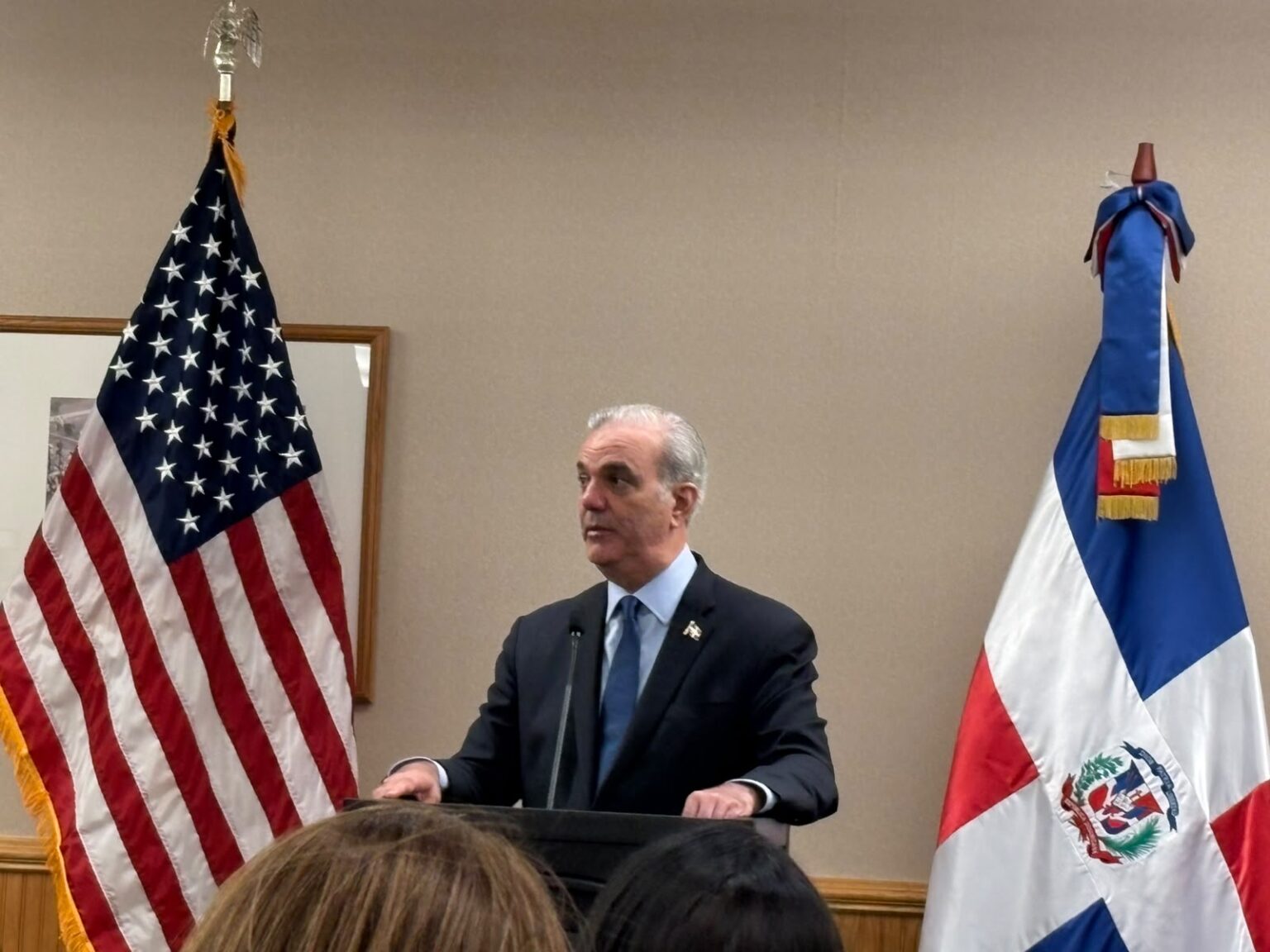 Luis Abinader rechaza eliminar el voto de los dominicanos en el exterior
