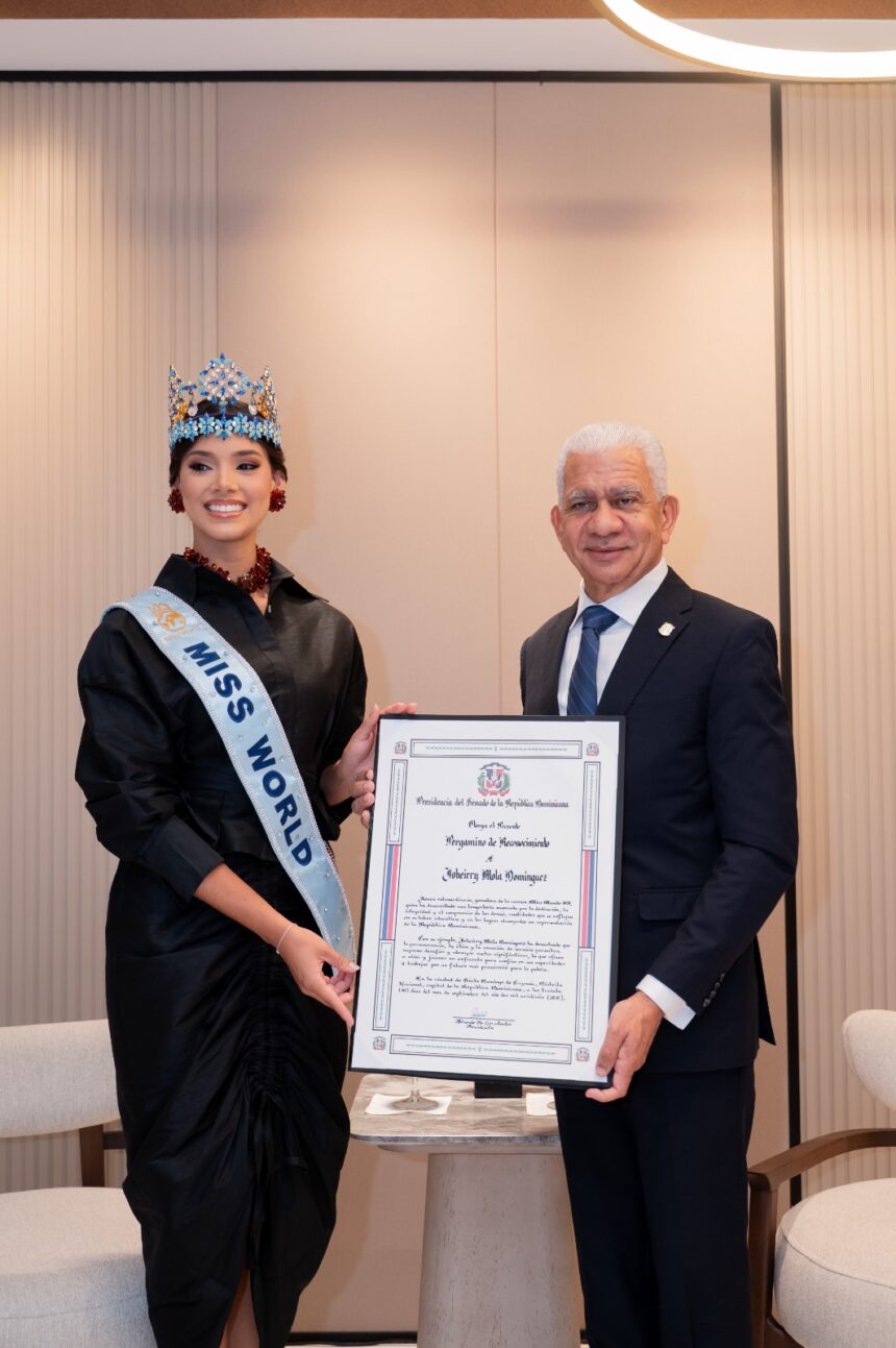 Joheirry Mola recibe reconocimientos en República Dominicana
