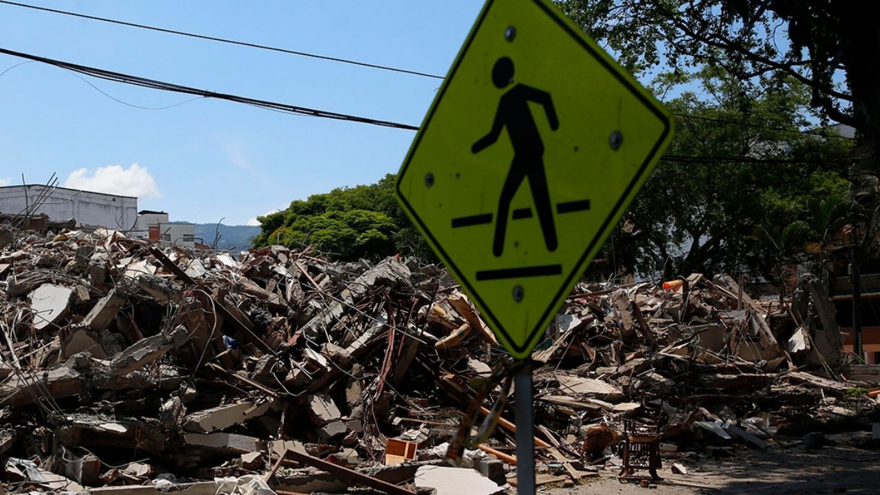Terremoto de magnitud 7,4 mantiene desplazadas a 20.000 familias en Cali Terremoto de magnitud 7,4 mantiene desplazadas a 20.000 familias en Cali