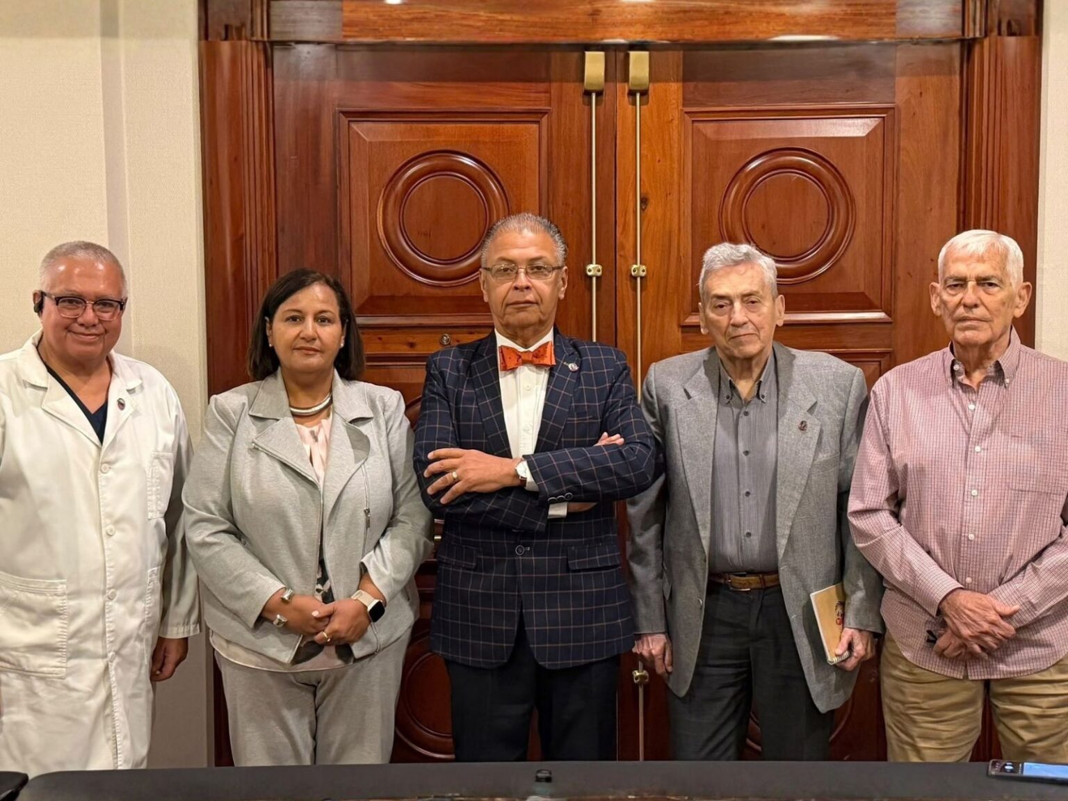 Dinorah Figuera y médicos pedirán prioridad para la crisis de salud pública Dinorah Figuera y médicos pedirán prioridad para la crisis de salud pública