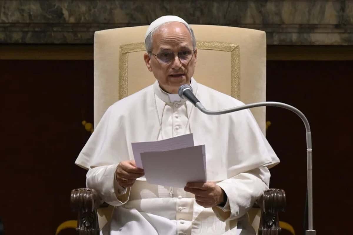 León XIV se reunió con migrantes y recorrió París en papamóvil