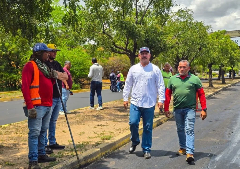 Luis Caldera supervisó inicio de asfaltado entre Maracaibo y San Francisco Luis Caldera supervisó inicio de asfaltado entre Maracaibo y San Francisco