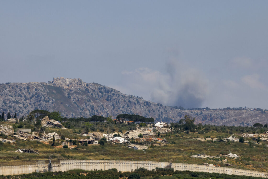 Bomba MOAB Irán: humo sobre una zona devastada por los bombardeos en el conflicto de Oriente Medio