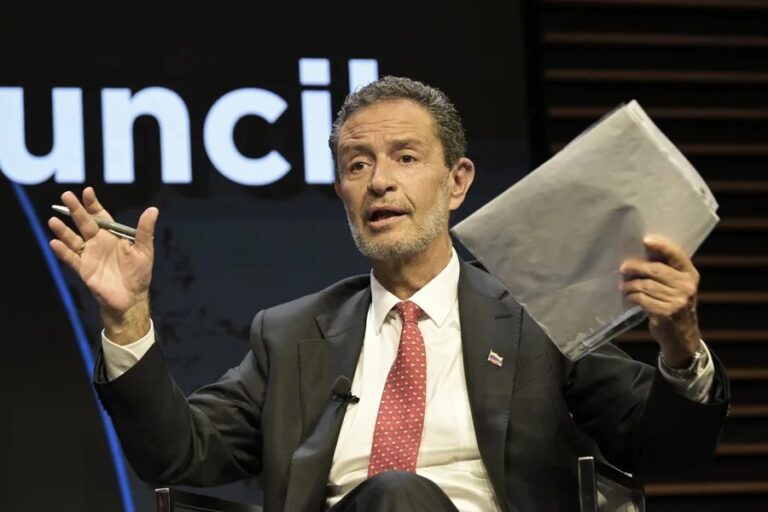 Colombia Grupo de La Haya: autoridad colombiana durante un foro internacional sobre política exterior