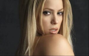 Shakira apareció en París con un vestido negro de Tom Ford