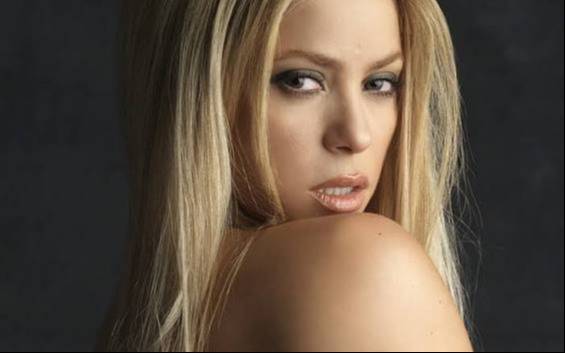 Shakira apareció en París con un vestido negro de Tom Ford Shakira apareció en París con un vestido negro de Tom Ford