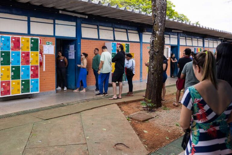 Elecciones presidenciales de Brasil avanzan entre votación y recuento de votos