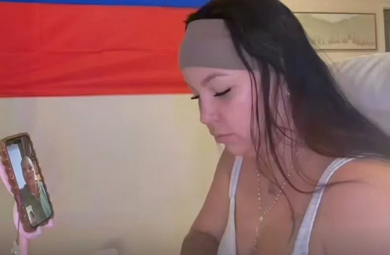 Rosa, la migrante venezolana del video viral, en videollamada con su madre, en la nota sobre si 500 dólares Venezuela alcanzan para vivir un mes