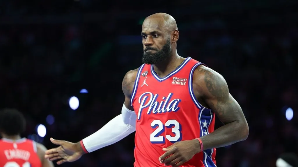 LeBron James, con el uniforme de Filadelfia, durante el partido en el que los 76ers vencen a los Knicks 98-93 en la Copa NBA