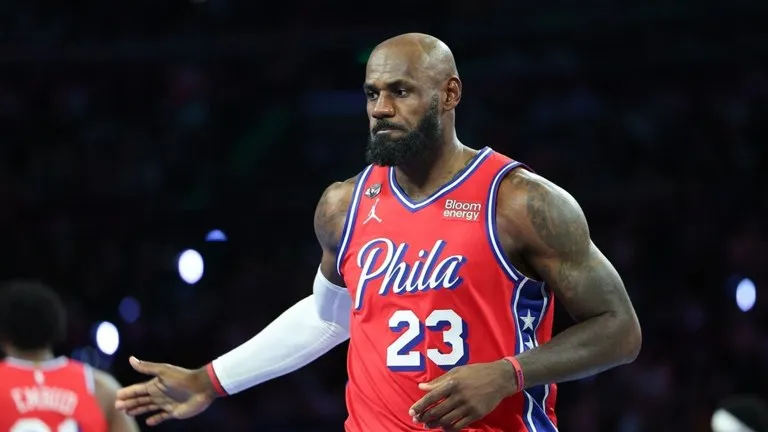 LeBron James, con el uniforme de Filadelfia, durante el partido en el que los 76ers vencen a los Knicks 98-93 en la Copa NBA