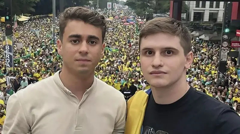 Flávio Bolsonaro aventajó a Luiz Inácio Lula da Silva en primera vuelta de Brasil