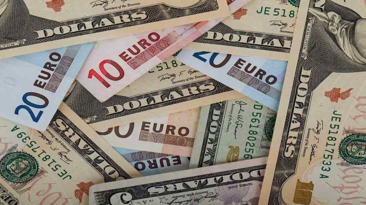Billetes de dólares y euros, la tasa del dólar BCV del 13 de octubre en Venezuela