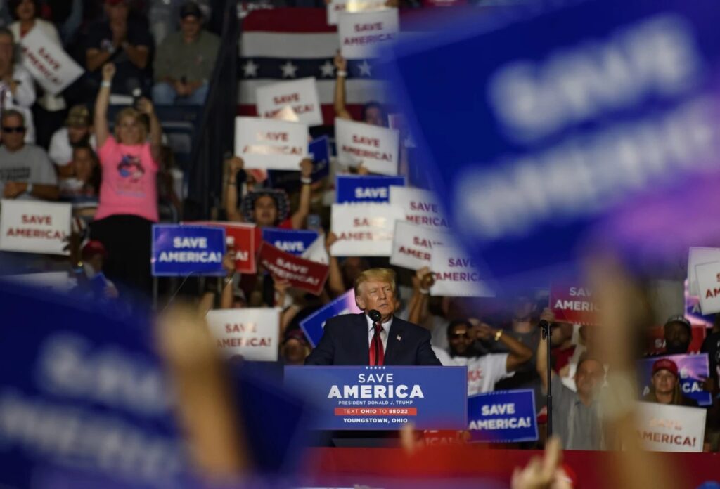 Trump llama «gordo» a un manifestante golpeado y expulsado de su mitin en Ohio Trump llama gordo a manifestante