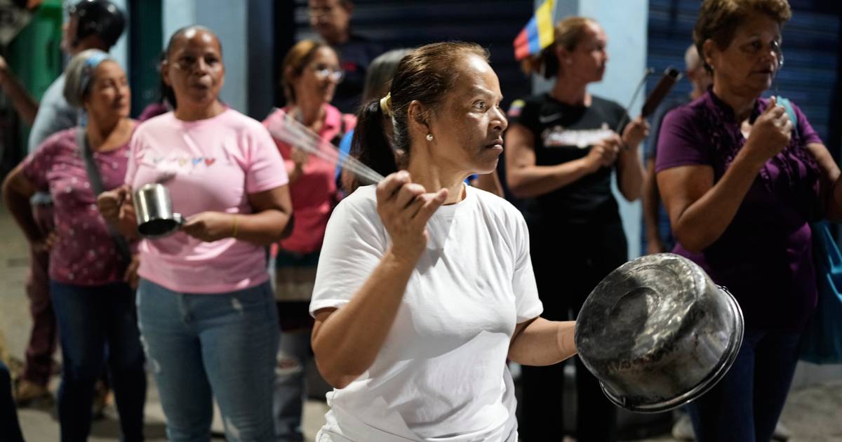 Apagones en Carabobo: vecinos protestan por cortes de más de 12 horas diarias Vecinas protestan con cacerolas contra los apagones en Carabobo, Venezuela