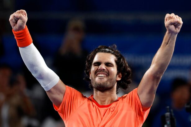 Carlos Alcaraz avanza en el ATP 500 de Tokio