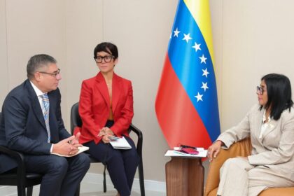 Delcy Rodríguez evaluó proyectos de gas natural con Baker Hughes en Caracas