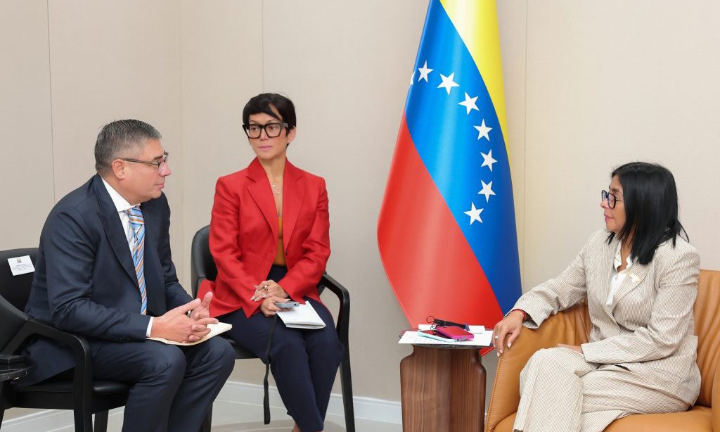 Delcy Rodríguez evaluó proyectos de gas natural con Baker Hughes en Caracas