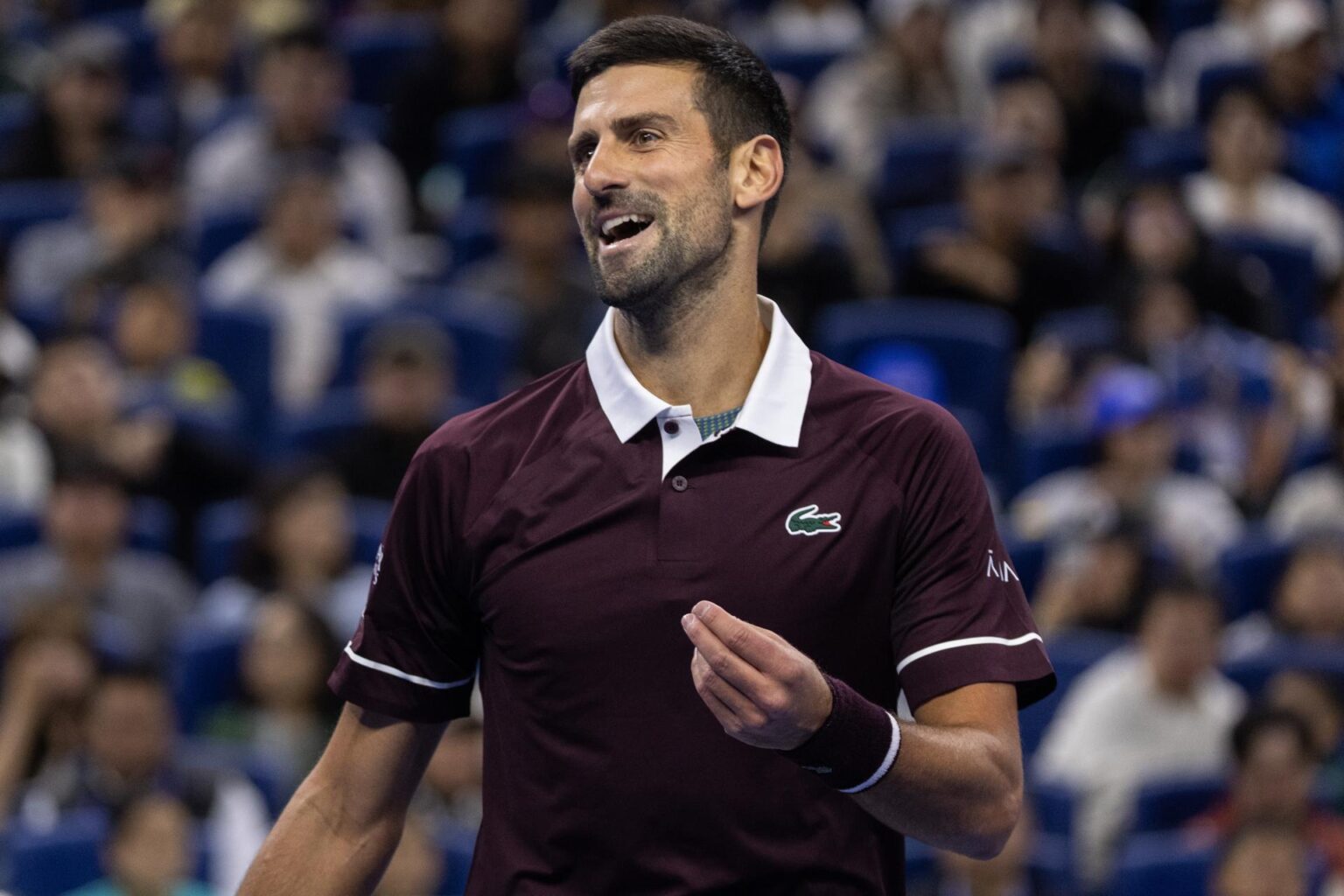 Daniil Medvedev fue descalificado y Novak Djokovic avanzó a la final en Pekín