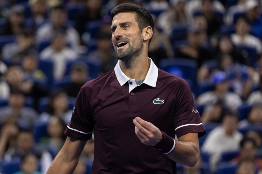 Daniil Medvedev fue descalificado y Novak Djokovic avanzó a la final en Pekín