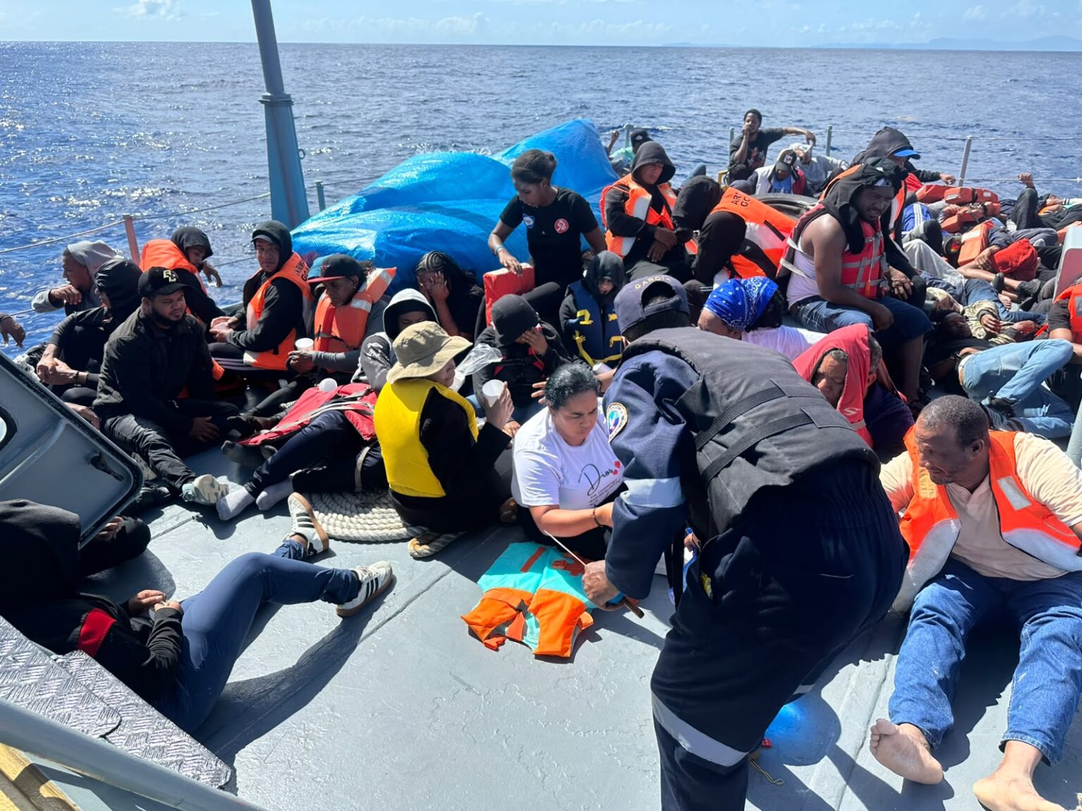 Armada de República Dominicana rescata personas de embarcación frente a Samaná Armada de República Dominicana rescata personas de embarcación frente a Samaná