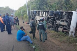 Autobús de la ruta Maracaibo-Chichiriviche volcó y dejó 13 lesionados