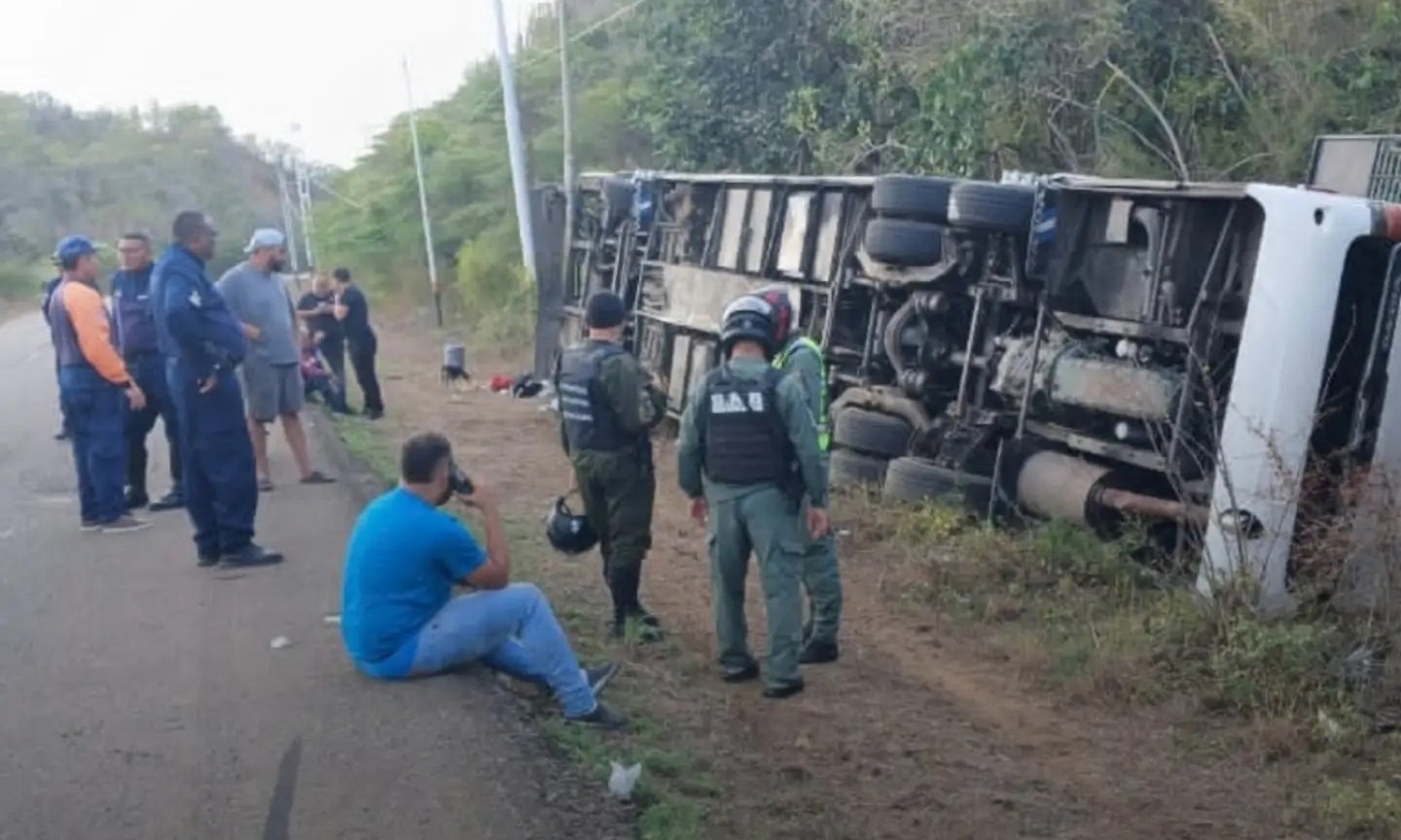 Autobús de la ruta Maracaibo-Chichiriviche volcó y dejó 13 lesionados